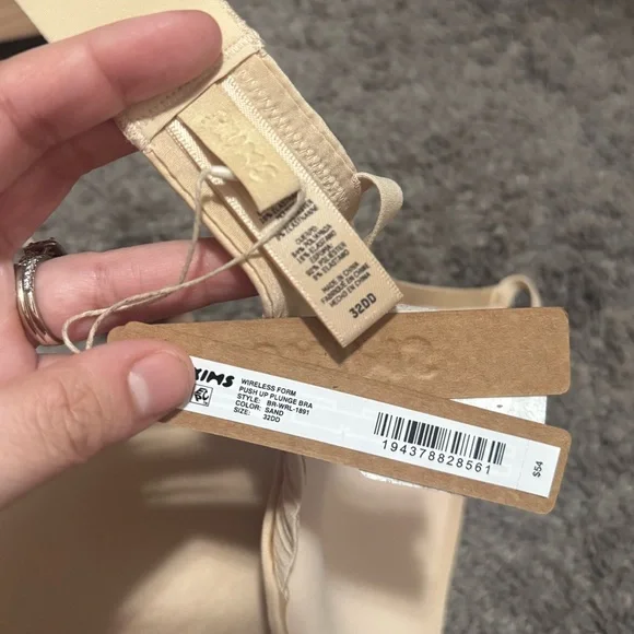 BNWT SKIMS Wireless Form Push Up Plunge Bra- 32DD (Sand) - Picture 5 of 5